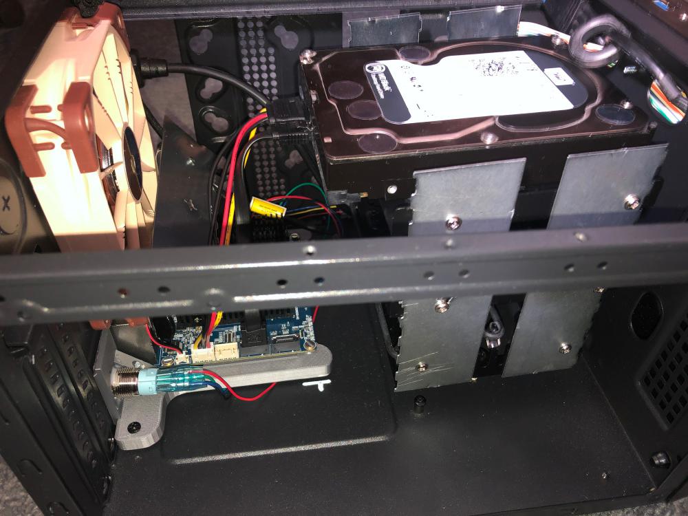 Gehäuse von seitlich oben mit Odroid H2+ und Festplattenhalterung