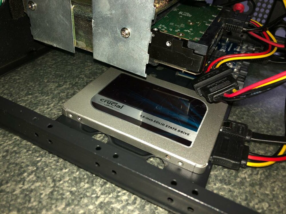 Auf dem Kopf, das NAS ist umgedreht, die SSD befindet sich an einem regulären 2,5" Einbauplatz des Gehäuses