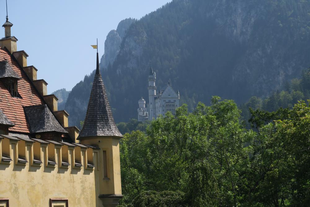 Blick auf Neuschwanstein vorbei an Hohenschwangau